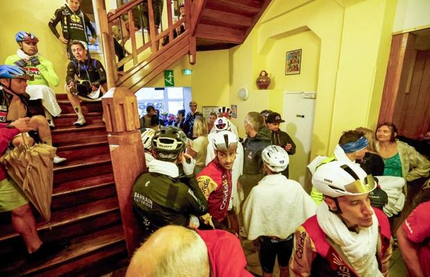 Cicliștii din Vuelta s-au adăpostit de furtună într-un hotel și apoi au lăsat recenzii: „Ideal pentru 200 de prieteni”