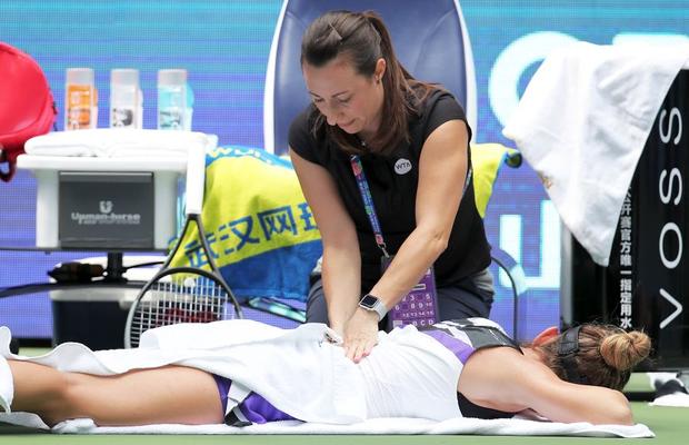 SIMONA HALEP - ELENA RYBAKINA // Prima reacție a româncei după abandonul de la Wuhan: „Pare o durere diferită, nu știu dacă e recidivă”