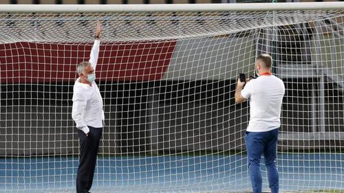 Jose Mourinho masurând poarta