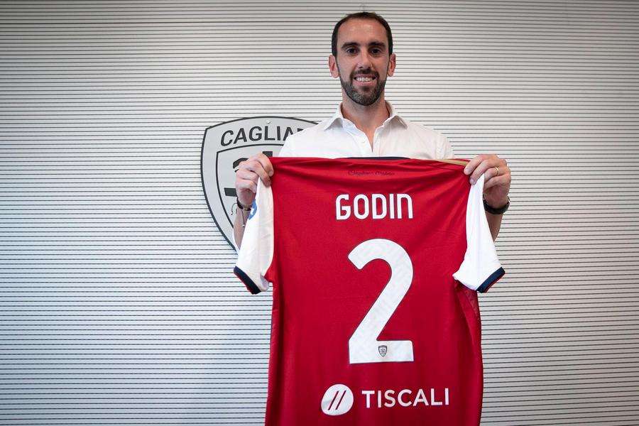 Ce transfer a reușit Cagliari! Un fundaș renumit vine să joace alături de Răzvan Marin