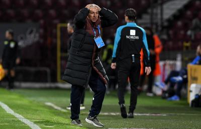 Nemulțumirile lui Dan Petrescu înaintea meciului cu UTA: „Această chestie nu o s-o înțeleg niciodată”. CFR Cluj acționează în consecință