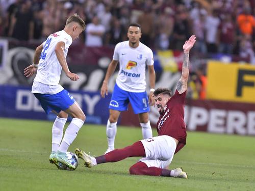 Luca Andronache (stânga), jucătorul Farului Constanța.
FOTO: Imago Images