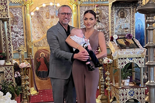Laurențiu Reghecampf și Anamaria Prodan au fost implicați, vineri seară, într-un conflict violent. Duminică, antrenorul celor de la Neftchi Baku și-a botezat copilul pe care îl are alături de noua lui parteneră, Corina Caciuc.