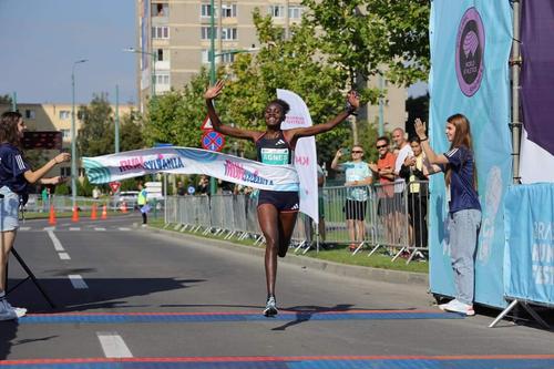 Agnes Ngetich trecând linia de sosire la l Brașov Running Festival