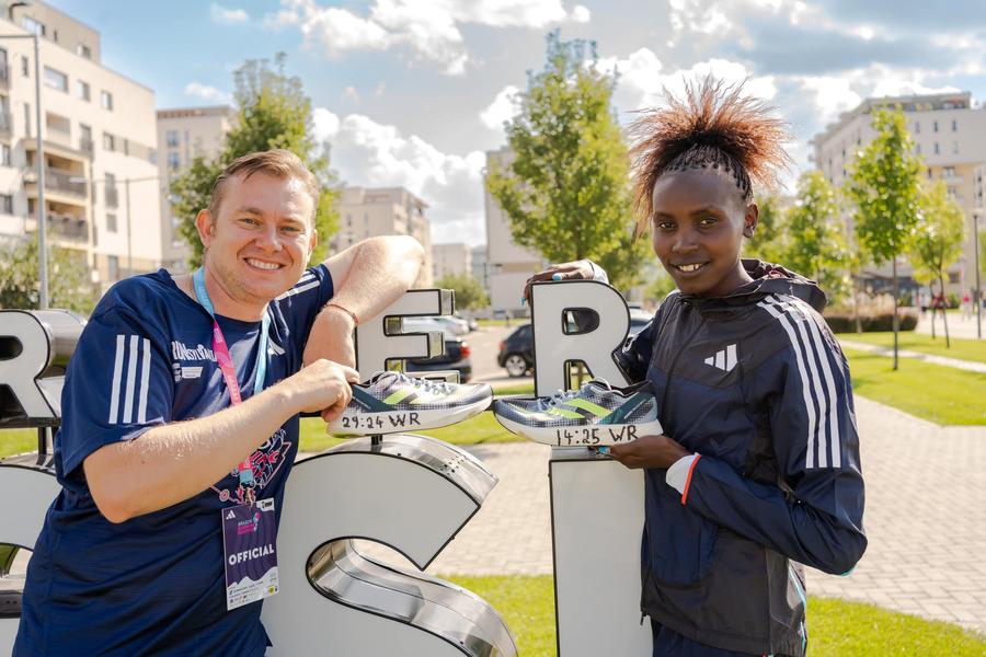 Daniel Santa alături de Agnes Ngetich, după cursa în care stabilise și un nou record la 5 km pe șosea „Nu cred că am făcut România de rușine, cum scriu unii pe Facebook” » Cum explică directorul Brașov Running Festival faptul că recordul mondial din cursa feminină de 10 km nu a fost omologat din cauza unei greșeli de traseu