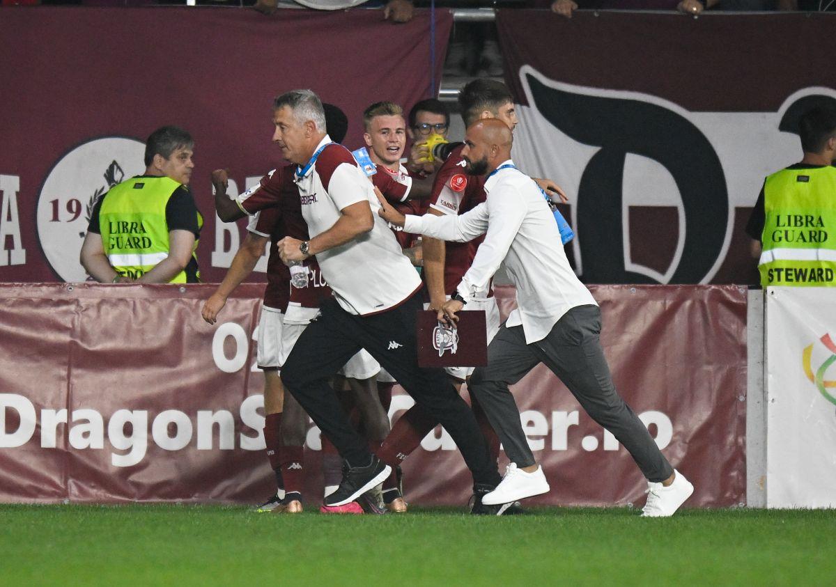 Imagini inedite în Giulești! Cristiano Bergodi a sărbătorit cu jucătorii și cu fanii golul de 3-1