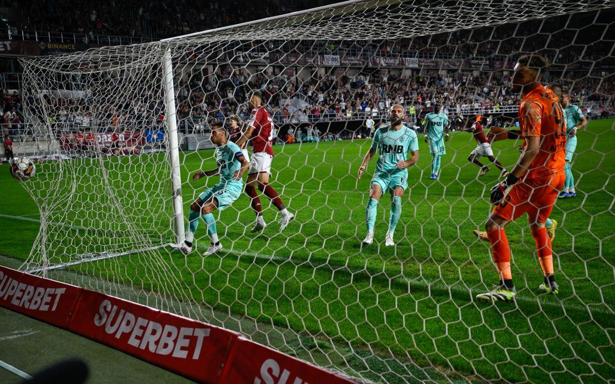 Jucătorii Rapidului au sărbătorit cu fanii victoria cu CFR Cluj! Imagini spectaculoase la finalul meciului + Ce a declarat Dan Șucu