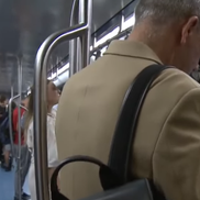 Valeriu Iftime merge cu metroul prin București