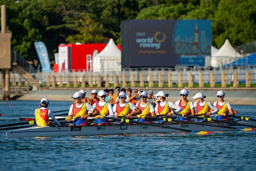 Barca feminină de 8 plua 1 rame Foto: FR Canotaj/Balint Czucz AUR pentru România la dublu rame feminin! Magdalena Rusu și Simona Radiș sunt campioane mondiale » Argint pentru Florin Arteni și Florin Lehaci la dublu rame masculin
