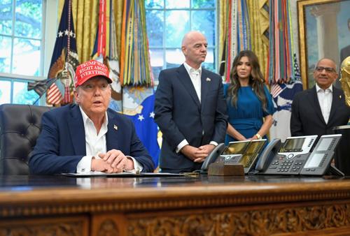 Donald Trump, președintele Statelor Unite ale Americii,  respectiv Gianni Infantino, președintele FIFA / foto: Imago Images