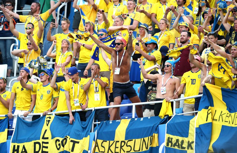 Fanii Suediei au adus mereu un plus de culoare și entuziasm la Cupele Mondiale Jurnalista care a realizat interviuri virale cu Mourinho și Zlatan face acum reverență în fața României: „Ce pasiune aveți pentru națională!”