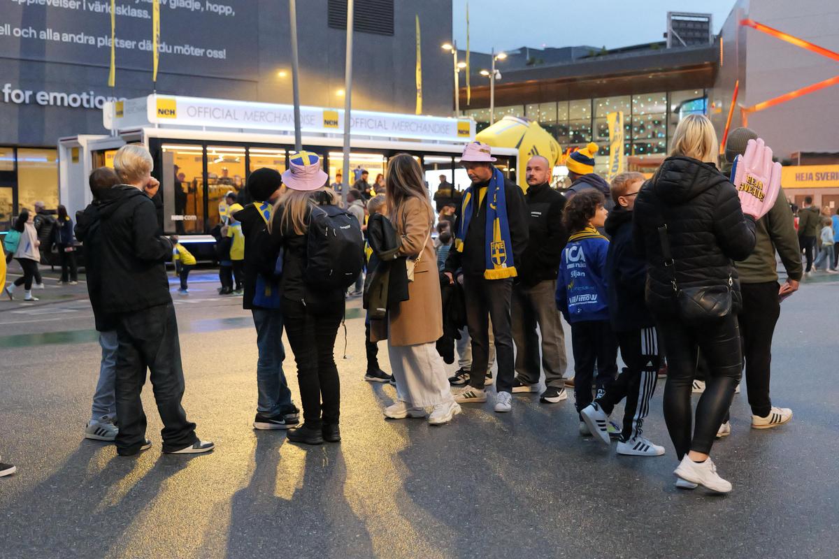 „Zidul Galben” a cucerit și Stockholm! Imagini spectaculoase cu fanii României, înainte de meciul cu Suedia
