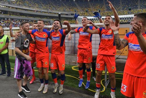 Ionuț Panțîru (primul din stânga), legitimat la Gloria Băneasa // foto: imago images