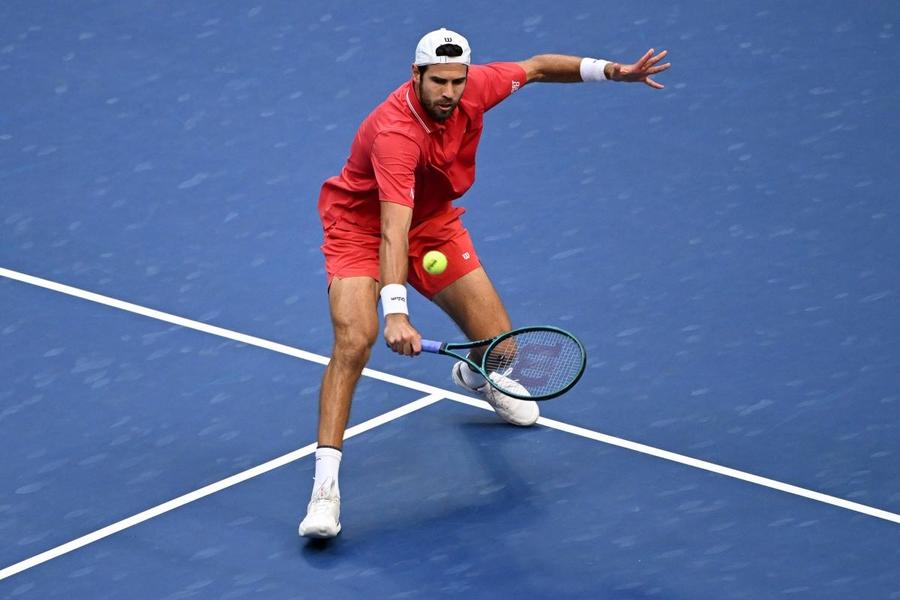 Karen Khachanov executând un voleu la US Open 2026 Foto: Imago Images Semifinalistul de la US Open, inspirat de Roger Federer: „După 30 de ani, era mai agresiv” » În decembrie va fi la București