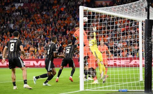 Incomodat de Brobbey, portarul Ter Stegen nu poate ajunge la minge și Virgil van Dijk va înscrie cu capul / Foto: Imago