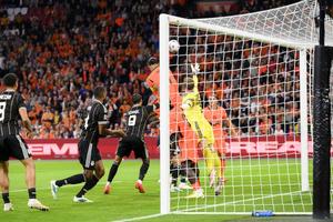 Două goluri controversate! » Van der Vaart face praf arbitrajul: „Este o rușine!”