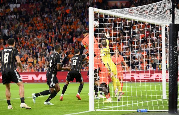 Două goluri controversate! » Van der Vaart face praf arbitrajul: „Este o rușine!”