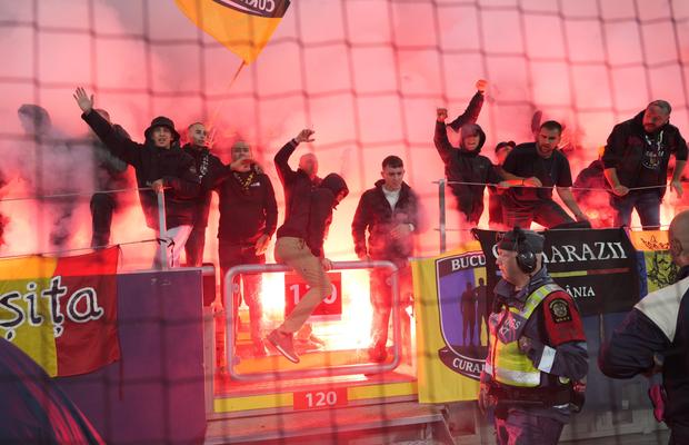 Riscăm să jucăm cu porți închise și meciul cu Polonia din Liga Națiunilor! Cum va judeca UEFA incidentele produse de fanii români la partida din Suedia