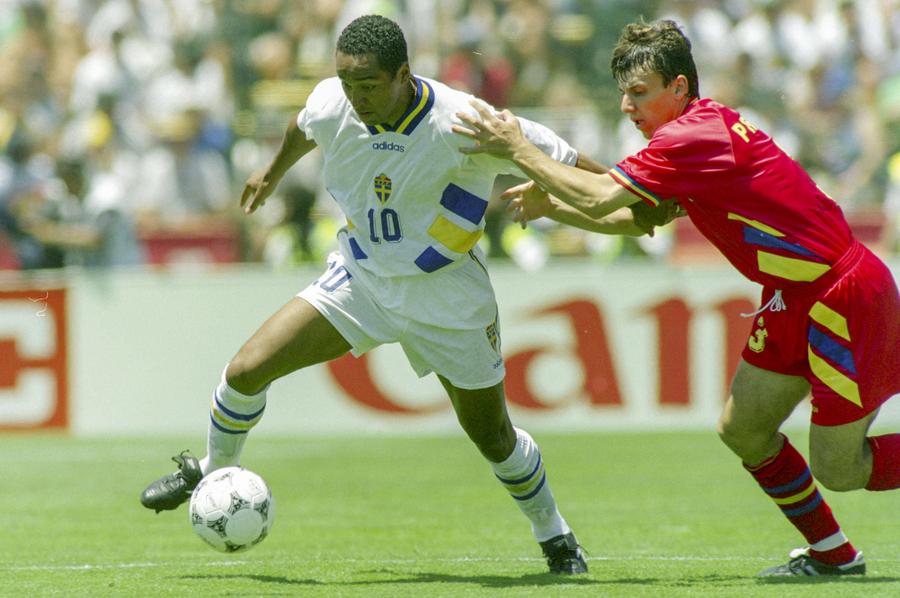 Martin Dahlin a avut viață grea cu Daniel Prtodan în sfertul de finală Suedia - România de la CM 1994. Foto: Imago „Rațiu e de Real Madrid sau Barcelona?”. Martin Dahlin răspunde fără ezitare + Fostul star suedez, amintiri cu Lupescu din Germania: „Așa era în vestiar”