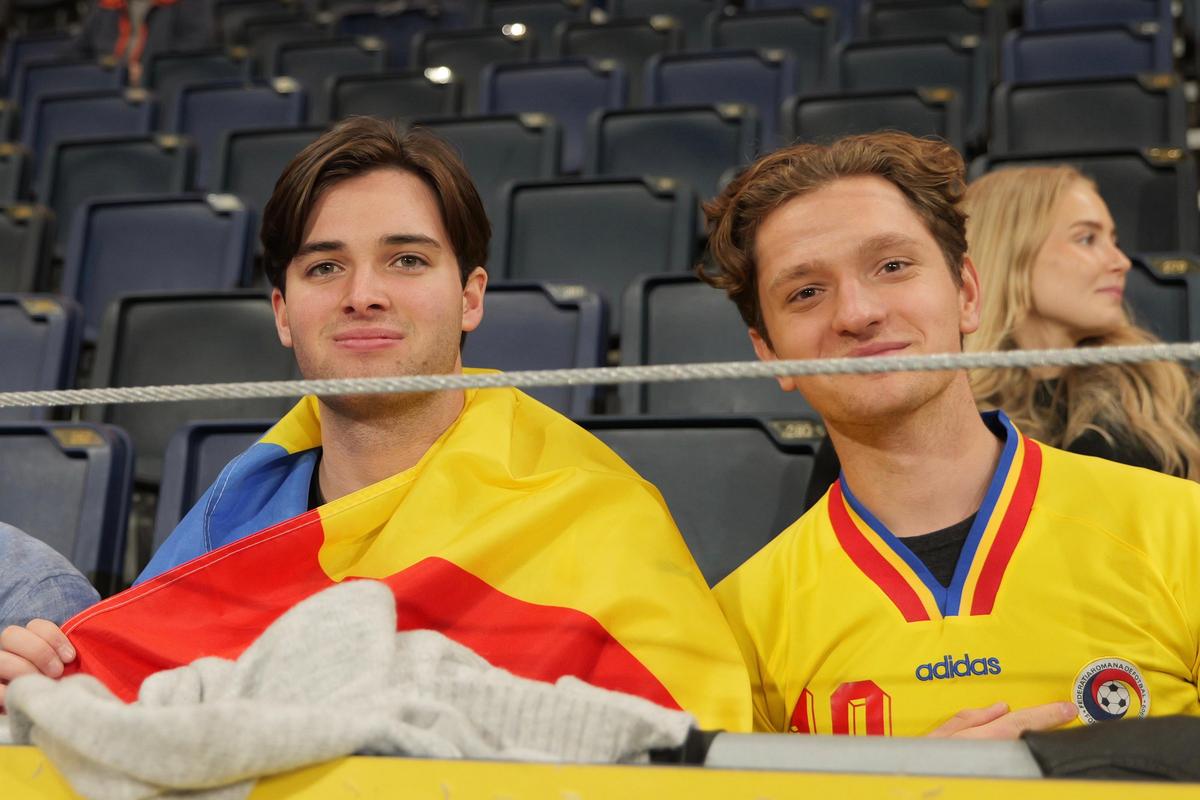 „Zidul Galben” a cucerit și Stockholm! Imagini spectaculoase cu fanii României, înainte de meciul cu Suedia