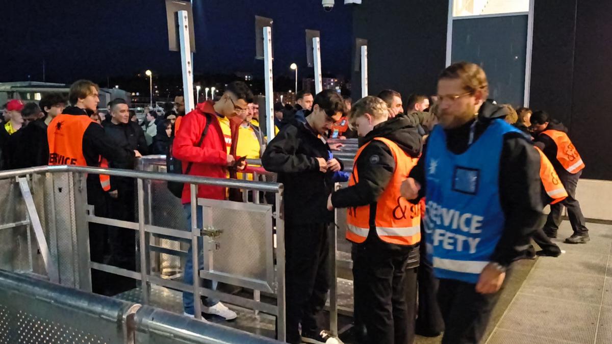 „Zidul Galben” a cucerit și Stockholm! Imagini spectaculoase cu fanii României, înainte de meciul cu Suedia