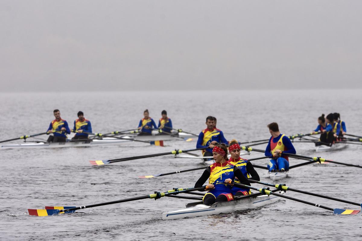 FOTO Canotorii români au strâns un sfert de tonă de deșeuri din Pădurea Snagov la debutul antrenamentelor pentru Jocurile Olimpice de la Tokyo