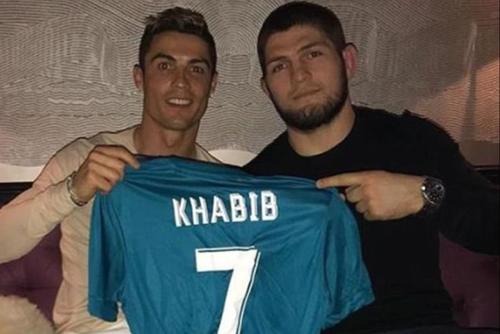 Cristiano Ronaldo (35 de ani), starul lui Juventus, l-a îmbărbatat pe Khabib Nurmagomedov (32) după gala UFC 254, la finalul căreia rusul și-a anunțat retragerea.