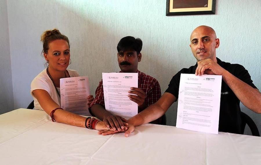 Rufo Collado, la semnarea actelor privind deschiderea unei academii în India. Nu există nicio informație ulterioară despre demararea proiectului EXCLUSIV Fața nevăzută a spaniolilor care controlează Dinamo: academii fantomă, partener român căutat pentru datorii și o pretinsă prietenie cu Borcea
