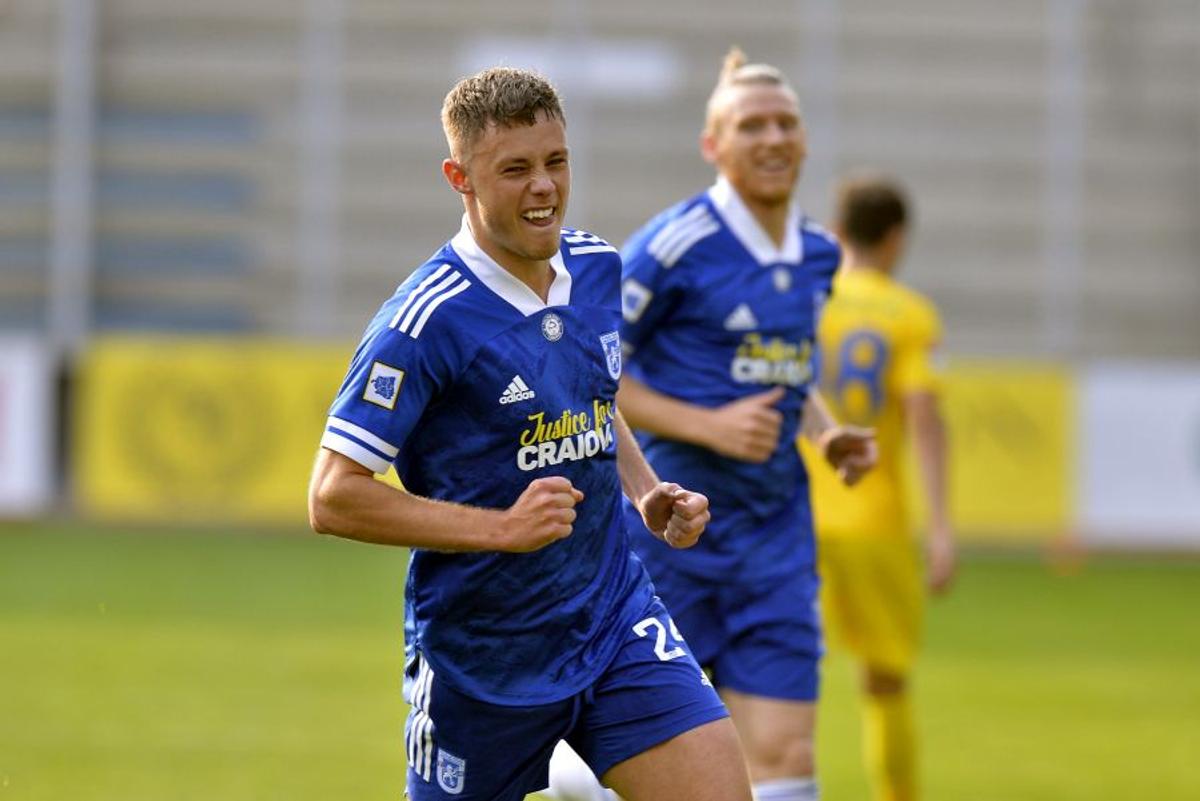 Penalty jenant primit de Petrolul în meciul cu FC U Craiova! Cum l-a păcălit Valentin Balint pe arbitru