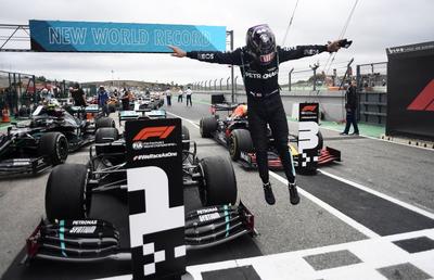 Lewis Hamilton a doborât recordul de victorii în Formula 1 al lui Michael Schumacher și se îndreaptă spre o cifră uluitoare
