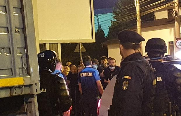 VIDEO+FOTO Momente incredibile după Petrolul - U Craiova 1948! Ultrașii i-au amenințat pe jucători, Viorel Moldovan băgat în ședință: „Dacă nu câștigăm cu Rapid suntem ZERO!”