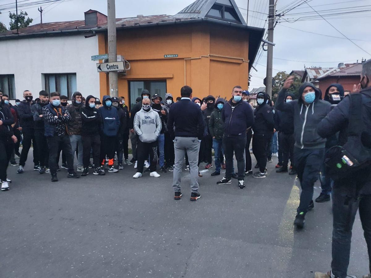 VIDEO+FOTO Momente incredibile după Petrolul - U Craiova 1948! Ultrașii i-au amenințat pe jucători, Viorel Moldovan băgat în ședință: „Dacă nu câștigăm cu Rapid suntem ZERO!”