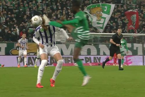 Intrarea lui Abraham Frimpong // foto: captură Facebook @ M4 Sport