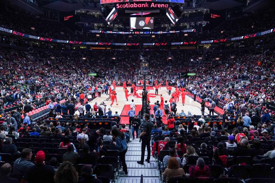 Imagine din NBA cu tribunele pline ochi Dumitru Costin: „Cei care au decis să închidă porțile stadioanelor sunt niște idioți” + „NBA n-ar fi permis niciodată o mangleală ca în cazul Farul - FCSB”