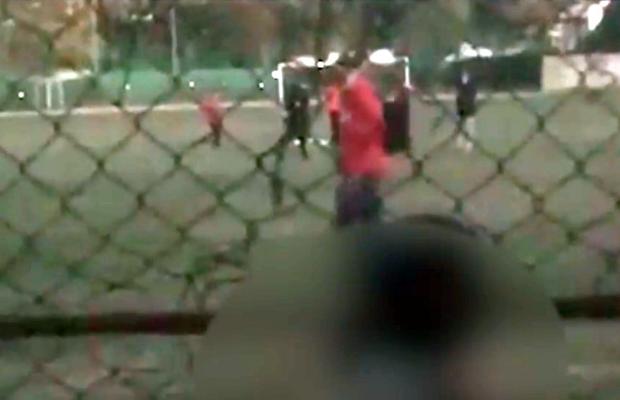 Moment șocant pe un teren de fotbal » Un bărbat a luat la bătaie un copil: „Adu sabia!”