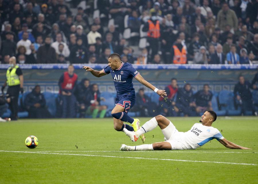 Interveniția lui Saliba asupra lui Mbappe // FOTO: AFP Fotbalistul de 20 de ani despre vorbește toată lumea, după Olympique Marseille - PSG! A câștigat 4 din 5 dueluri directe cu Mbappe