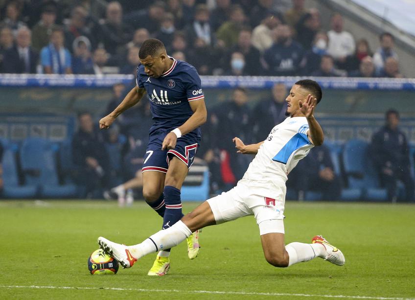 Interveniția lui Saliba asupra lui Mbappe // FOTO: AFP