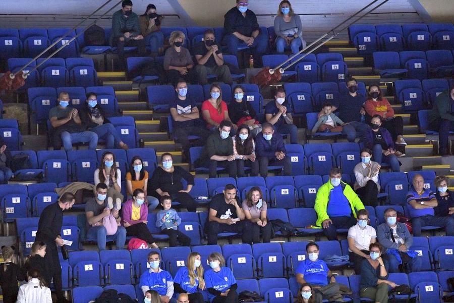 La CSM - Buducnost s-a putut intra, respectând distanța Dumitru Costin: „Cei care au decis să închidă porțile stadioanelor sunt niște idioți” + „NBA n-ar fi permis niciodată o mangleală ca în cazul Farul - FCSB”