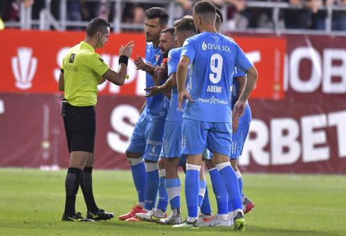 Ilie Poenaru (45 de ani) a primit un ultimatum din partea conducerii clubului UTA. Salariile jucătorilor sunt „înghețate” până la revenirea între primele 8 formații din Liga 1.  / FOTO: Imago