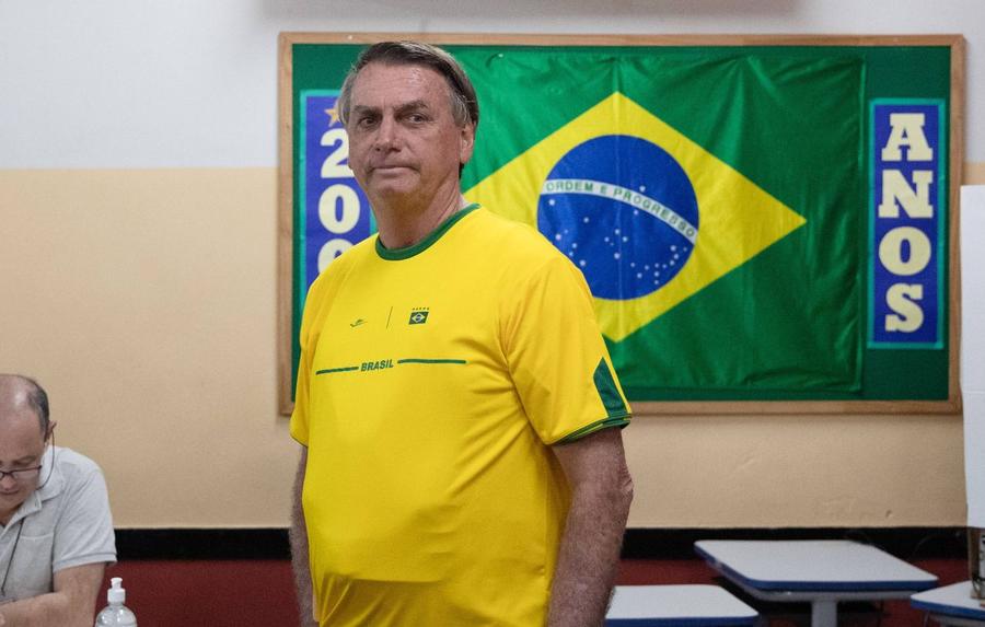 Jair Bolsonaro, actualul președinte al Braziliei, foto: Imago Să porți tricoul naționalei pe străzile din Brazilia poate însemna să fii atacat! Lupta dintre președintele lui Neymar și omul lui Juninho a împărțit țara fotbalului spectacol