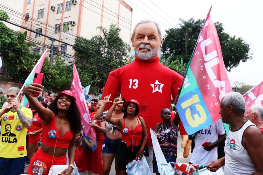 O păpușă cu chipul candidatului stângist Lula, foto: Imago Să porți tricoul naționalei pe străzile din Brazilia poate însemna să fii atacat! Lupta dintre președintele lui Neymar și omul lui Juninho a împărțit țara fotbalului spectacol