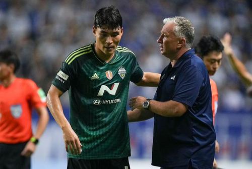 Jeonbuk, formația antrenată de Dan Petrescu, a învins-o cu 3-0 pe Lion City (Singapore), în runda cu numărul 3 a grupei F din Liga Campionilor Asiei.