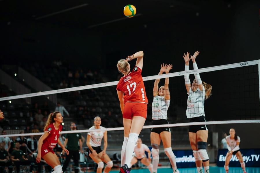 Universalul Bogumila Biarda în plină acțiune Foto Facebook Alba Blaj/Andrei Stânea Alba Blaj a început cu dreptul turneul de calificare în grupele Ligii Campionilor » Victorie după un start cu emoții