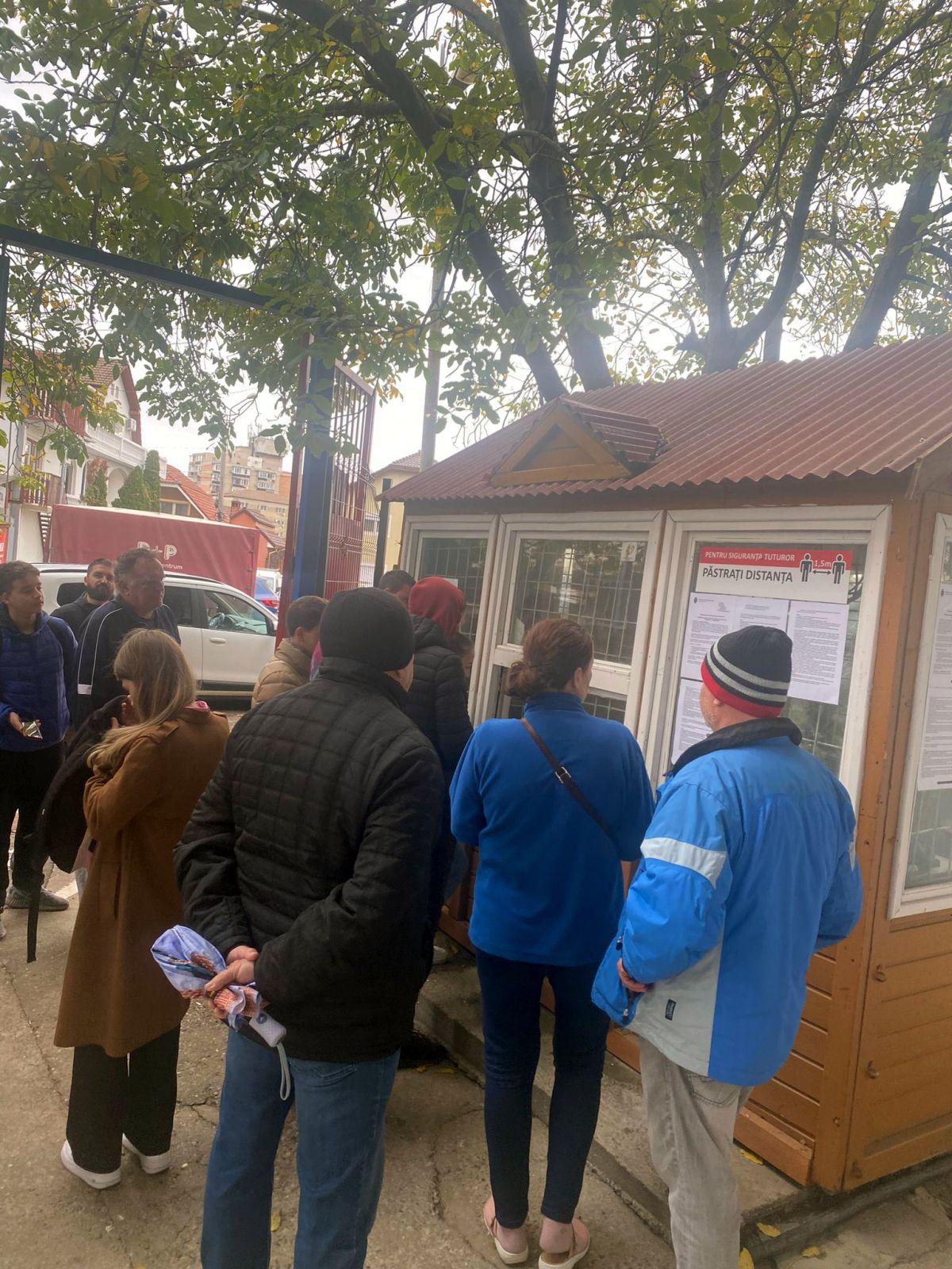 Coadă la casele de bilete ale stadionului „Iuliu Bodola”, din Oradea