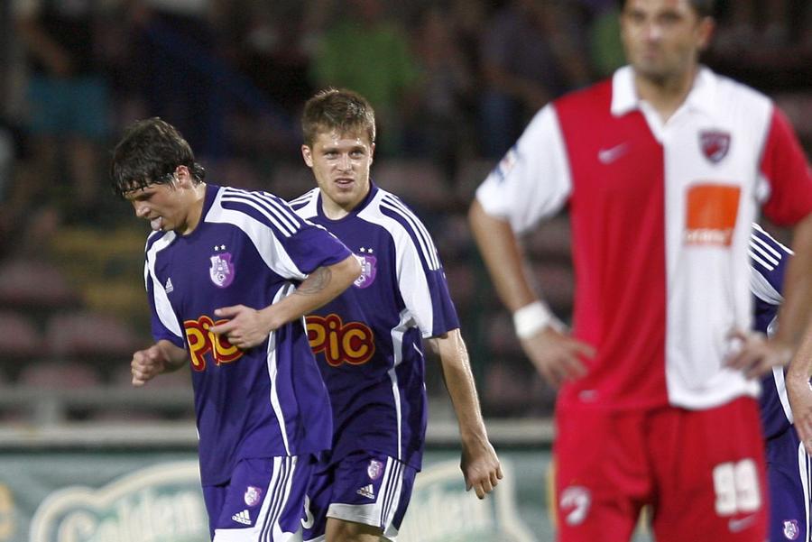 Adrian Dulcea și Cătălin Doman, sărbătorind o victorie de neuitat cu Dinamo, 5-2, în 2009 / Sursă foto: Arhivă Gazeta Sporturilor Moment inedit în fotbalul românesc » A înscris primul gol la seniori pentru echipa la care a jucat și tatăl său