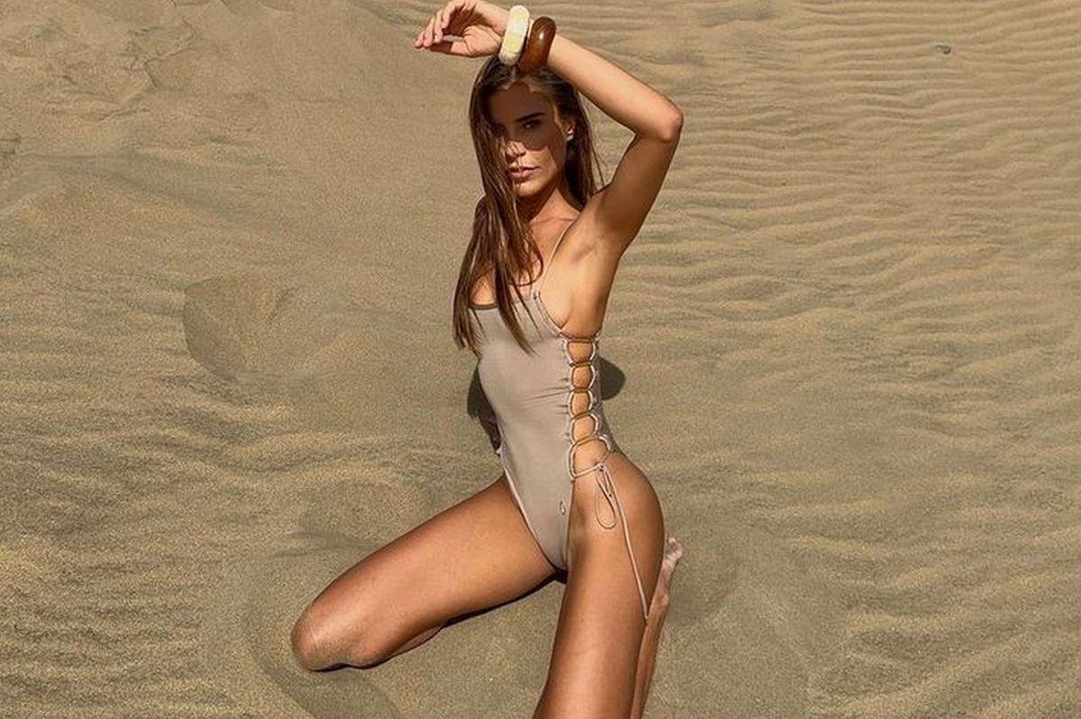 A pozat topless pe plajă » Iubita jucătorului din Premier League face ravagii pe internet