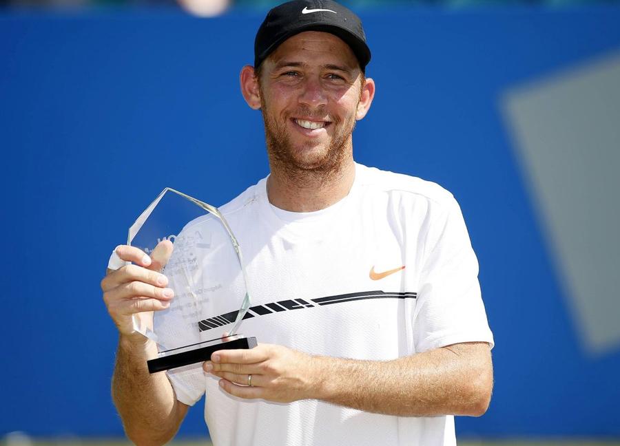 Dudi Sela și trofeul cucerit în challanger-ul pe iarbă de la Nottingham, în 2017 / Sursă foto: Imago Images Afacerea pornită în Israel de sportivul celebru cu părinți români: „A deschis-o acum un an” + ce s-a întâmplat de la startul războiului