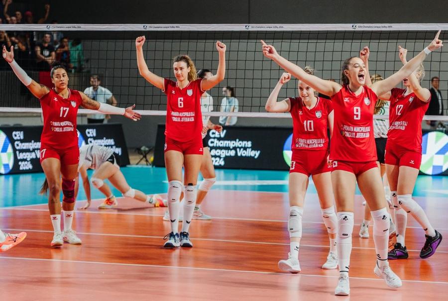 Două victorii a reușit Alba la primele meciuri europene disputate în noua sală din Blaj Foto Facebook Alba Blaj Alba Blaj merge în grupele Ligii Campionilor, victorie dramatică în cinci seturi în fața campioanei Croației!