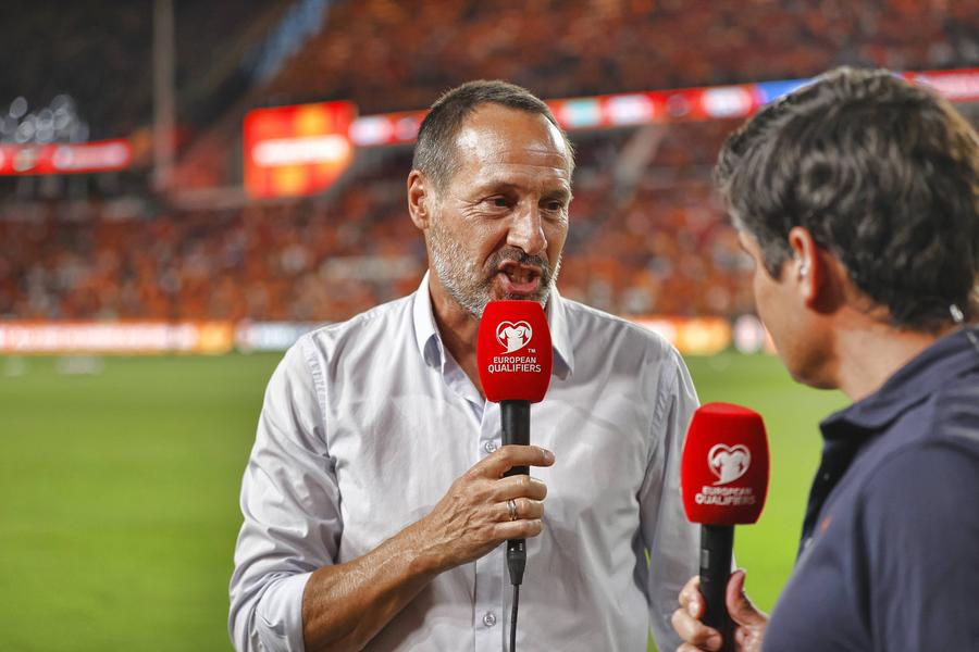 Vine John van't Schip va sta pe banca lui Ajax. Foto: Imago Images Culisele haosului de la Ajax! Antrenor fără putere, care și-a acuzat secundul că e „cârtiță” și jucătorul veteran că „l-a înjunghiat în spate”