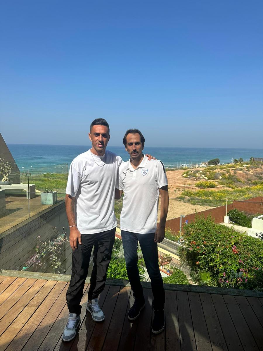 Selecționerul Alon Hazan și directorul sportiv Yossi Benayoun s-au împăcat cu Eran Zahavi (stânga). Foto: federatia israeliana Revine la națională după o pauză de peste un an! Selecționerul Israelului i-a pregătit o imensă surpriză lui Edi Iordănescu